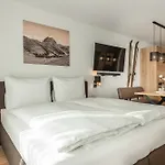Hotell Alpenparks & Taxacher 5*