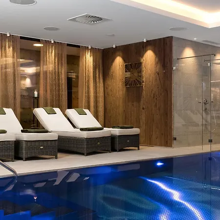 Hotell Alpenparks & Taxacher 5*